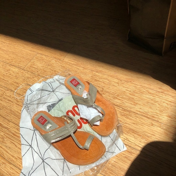 Brand New ecs  sandals 9 gold small heel - Picture 7 of 7